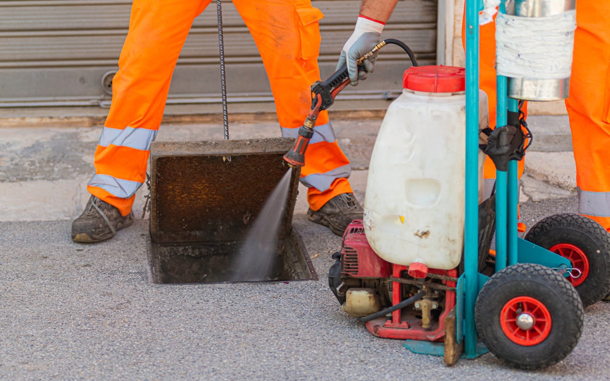 disinfestation cockroaches in the sewer system with spraying of pyrethroid insecticides.